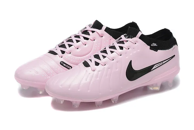 Nike Zapatos de fútbol rosa y negro de corte bajo con upper sintético acolchado con textura ribeteada para terreno firme 8