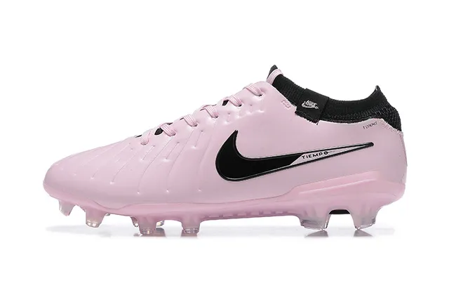 Nike Zapatos de fútbol rosa y negro de corte bajo con upper sintético acolchado con textura ribeteada para terreno firme 10