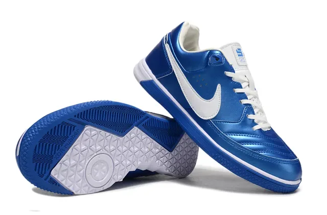 Nike Tiempo Genio أحذية كرة القدم الداخلية أزرق أبيض معدني مع Swoosh Overlay على الجزء العلوي الصناعي 2
