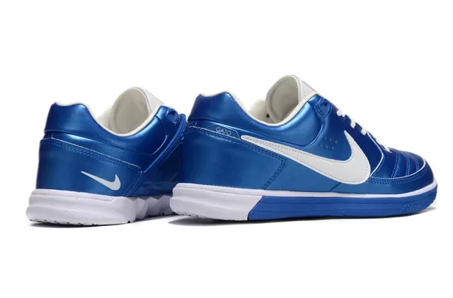 Nike Tiempo Genio أحذية كرة القدم الداخلية أزرق أبيض معدني مع Swoosh Overlay على الجزء العلوي الصناعي 3