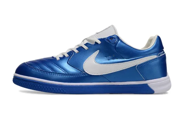 Nike Tiempo Genio أحذية كرة القدم الداخلية أزرق أبيض معدني مع Swoosh Overlay على الجزء العلوي الصناعي 4