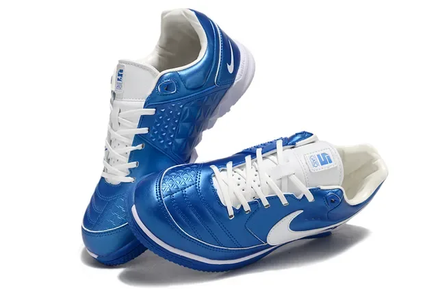 Nike Tiempo Genio أحذية كرة القدم الداخلية أزرق أبيض معدني مع Swoosh Overlay على الجزء العلوي الصناعي 5