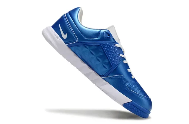 Nike Tiempo Genio أحذية كرة القدم الداخلية أزرق أبيض معدني مع Swoosh Overlay على الجزء العلوي الصناعي 6