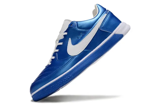 Nike Tiempo Genio أحذية كرة القدم الداخلية أزرق أبيض معدني مع Swoosh Overlay على الجزء العلوي الصناعي 7