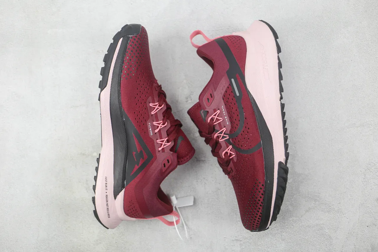 Nike Trail Burgundy Pink इंजीनियर मेश अपर काली सिंथेटिक ओवरलेस रनिंग जूते 2