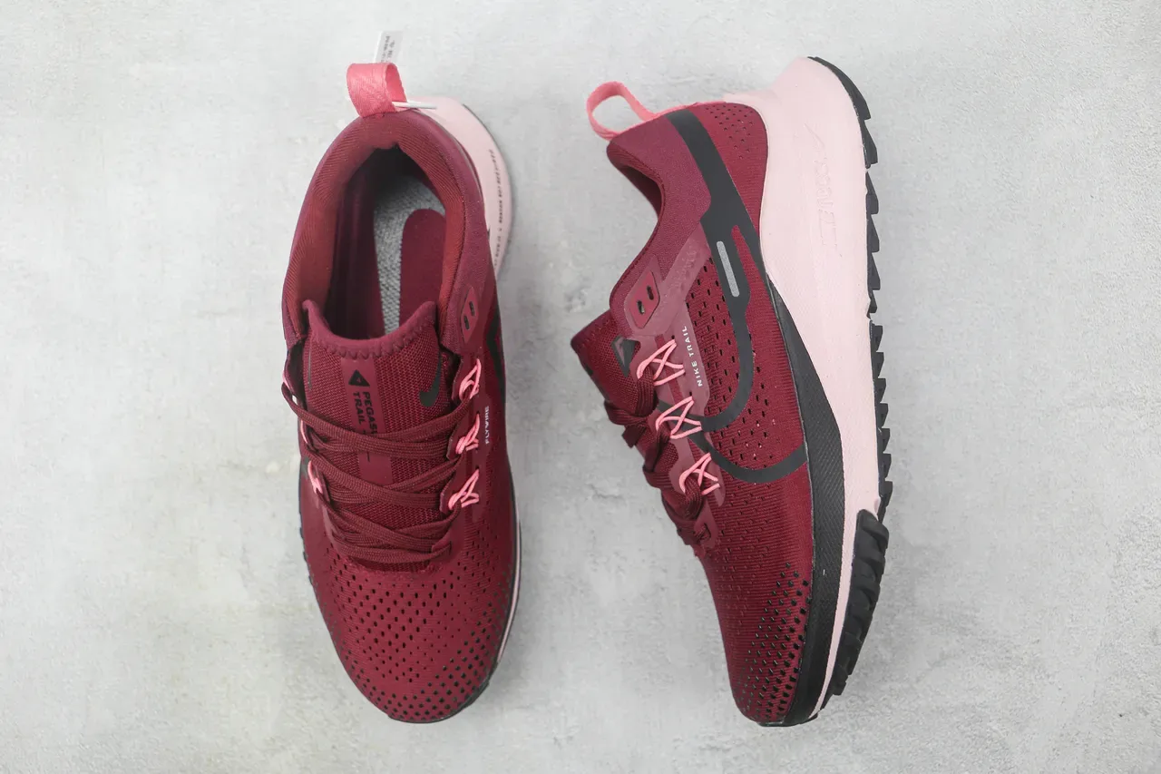 Nike Trail Burgundy Pink इंजीनियर मेश अपर काली सिंथेटिक ओवरलेस रनिंग जूते 3