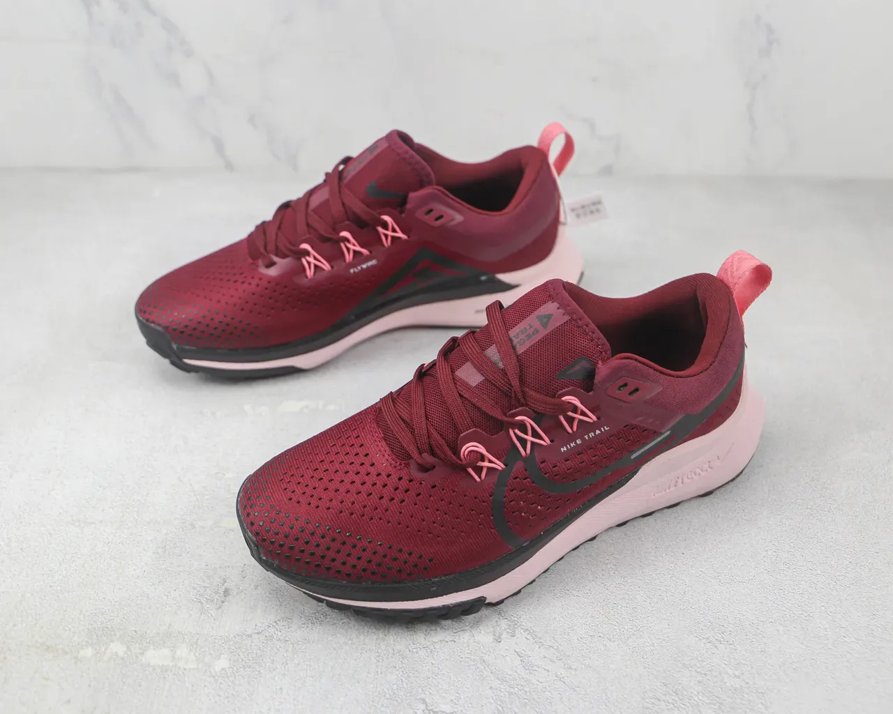 Nike Trail Burgundy Pink इंजीनियर मेश अपर काली सिंथेटिक ओवरलेस रनिंग जूते 4