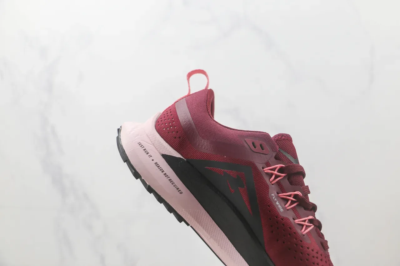 Nike Trail Burgundy Pink इंजीनियर मेश अपर काली सिंथेटिक ओवरलेस रनिंग जूते 5