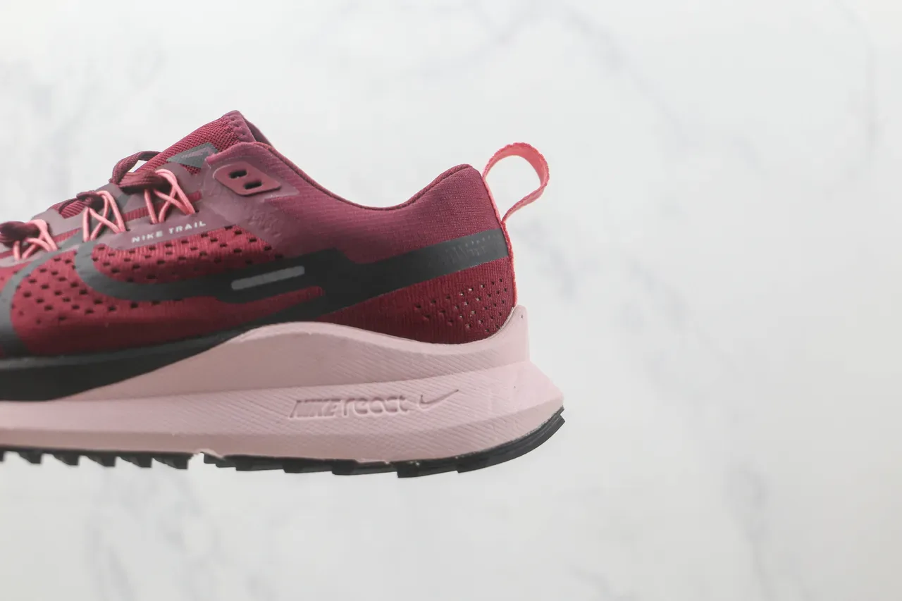 Nike Trail Burgundy Pink इंजीनियर मेश अपर काली सिंथेटिक ओवरलेस रनिंग जूते 7