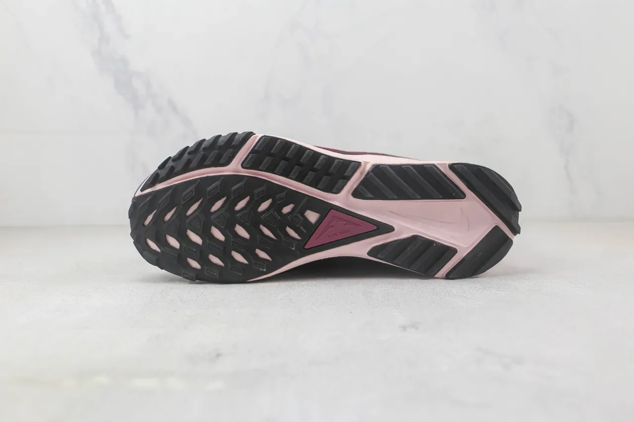 Nike Trail Burgundy Pink इंजीनियर मेश अपर काली सिंथेटिक ओवरलेस रनिंग जूते 8