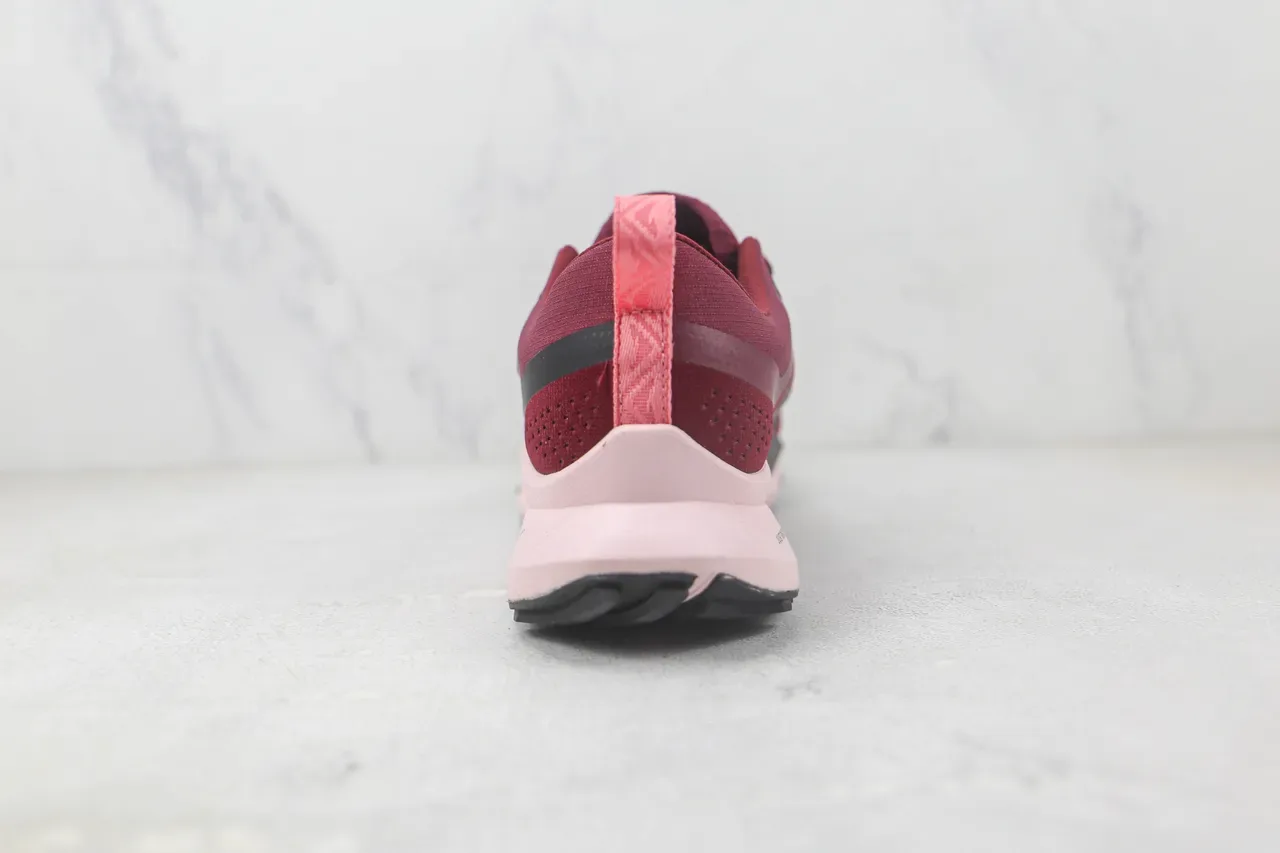 Nike Trail Burgundy Pink इंजीनियर मेश अपर काली सिंथेटिक ओवरलेस रनिंग जूते 9