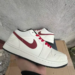 Nike حذاء رياضي أبيض برغندي منخفض الأطوال من أعلى جلد