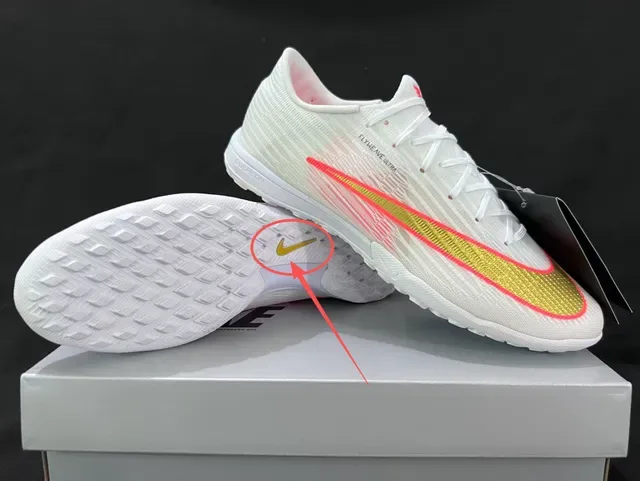 Nike White Gold Low-Cut Flyweave Knit Upper Turf Soccer Shoes 9