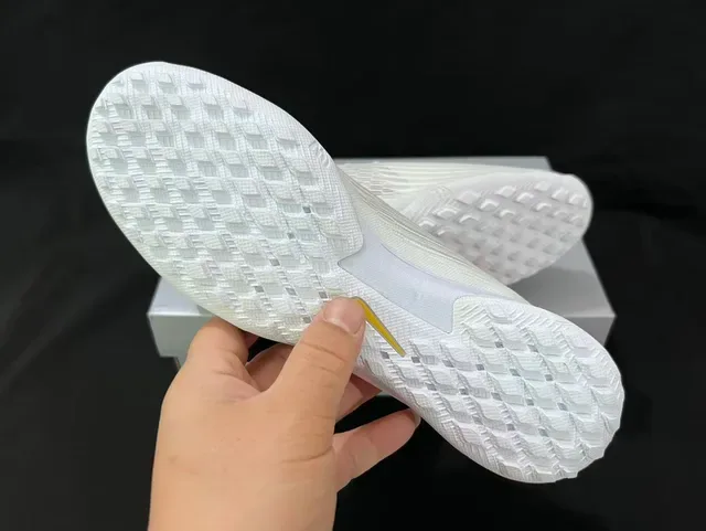 Nike White Gold Low-Cut Flyweave Knit Upper Turf Soccer Shoes 10