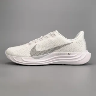 Nike Tênis de corrida branco e cinza com upper de malha engenheirada e sola de onda esculpida