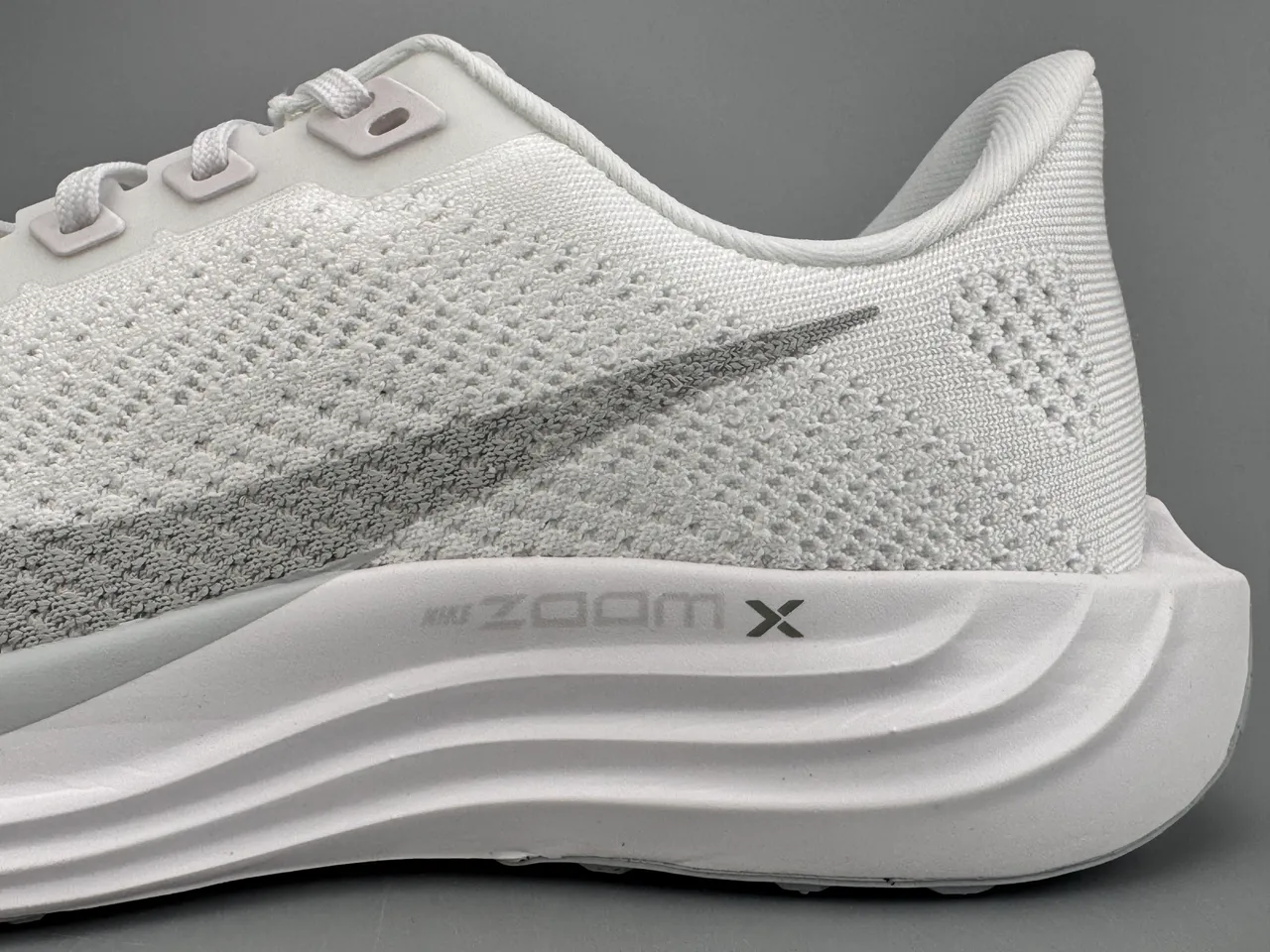 Nike White Gray Engineered Knit Upper Sculpted Wave Midsole Running Shoes 5