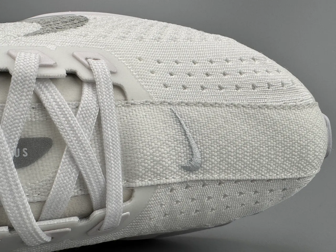 Nike White Gray Engineered Knit Upper Sculpted Wave Midsole Running Shoes 6