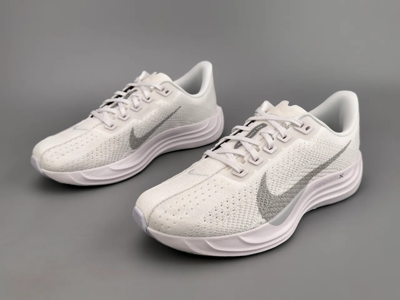 Nike White Gray Engineered Knit Upper Sculpted Wave Midsole Running Shoes 9