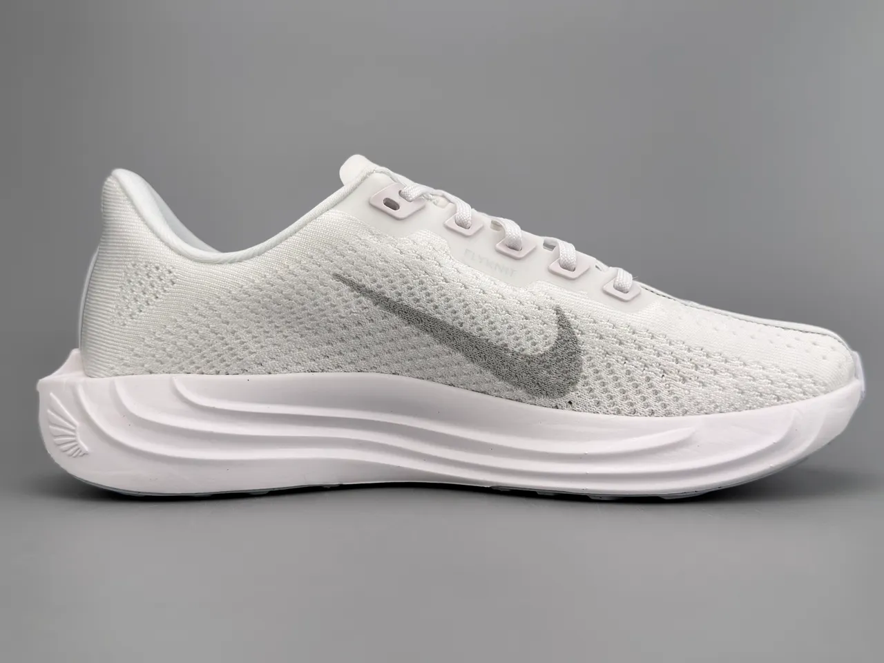 Nike White Gray Engineered Knit Upper Sculpted Wave Midsole Running Shoes 10