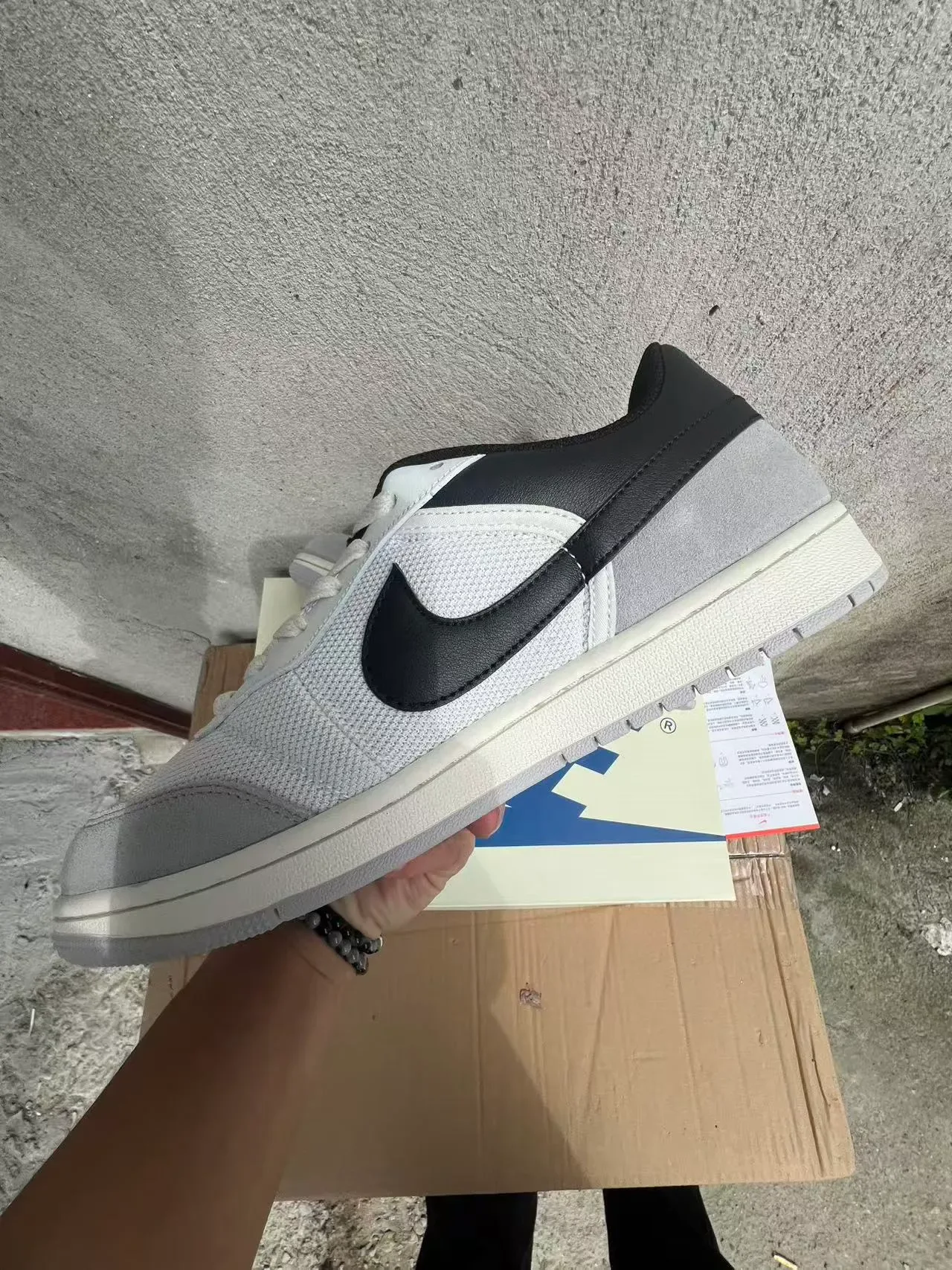 Nike White Gray Low-Top Mesh And Suede Upper Lifestyle Sneakers 5
