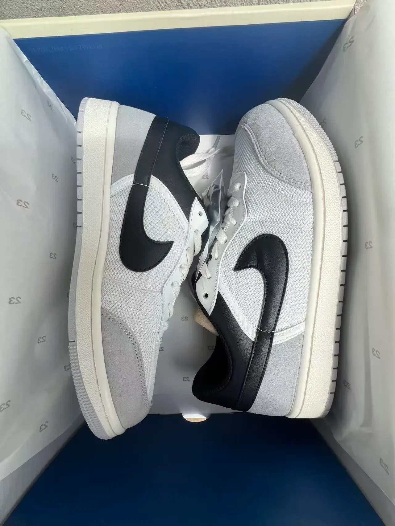 Nike White Gray Low-Top Mesh And Suede Upper Lifestyle Sneakers 9