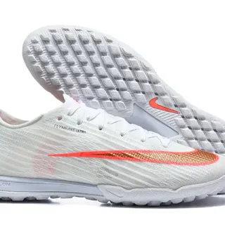 Nike sapatos de futebol turf branco e laranja com upper Flyweave Knit e gola low-cut