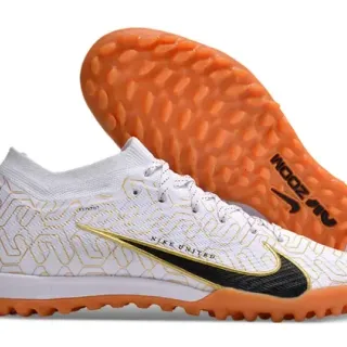 Nike sapatos de futebol brancos e laranjas com upper de knit e overlay geométrico dourado para turf