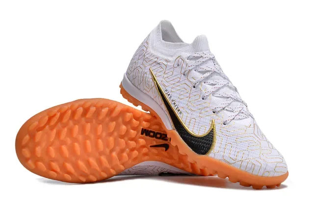 Nike সাদা কমলা বুনা উপর সোনালি জ্যামেট্রিক ওভারলে টার্ফ ফুটবল জুতা 2