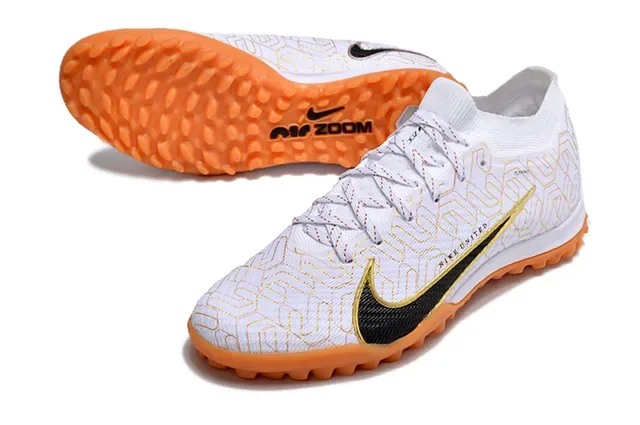 Nike সাদা কমলা বুনা উপর সোনালি জ্যামেট্রিক ওভারলে টার্ফ ফুটবল জুতা 3