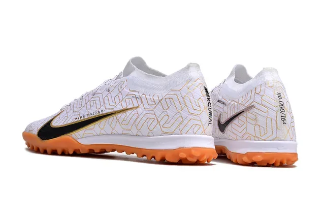 Nike সাদা কমলা বুনা উপর সোনালি জ্যামেট্রিক ওভারলে টার্ফ ফুটবল জুতা 4