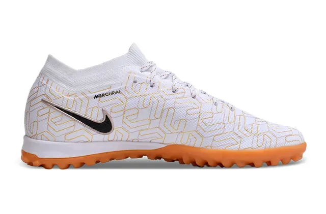Nike সাদা কমলা বুনা উপর সোনালি জ্যামেট্রিক ওভারলে টার্ফ ফুটবল জুতা 5