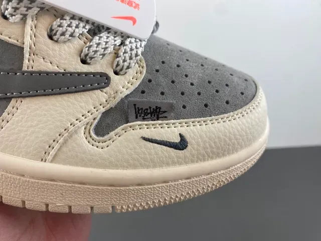 Nike x Stussy Dunk Low Off-White Gray Red Zapatillas Lifestyle 2