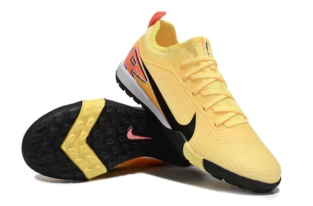 Nike أحذية كرة القدم أصفر وردي حياكة تدرجي تيرف 3