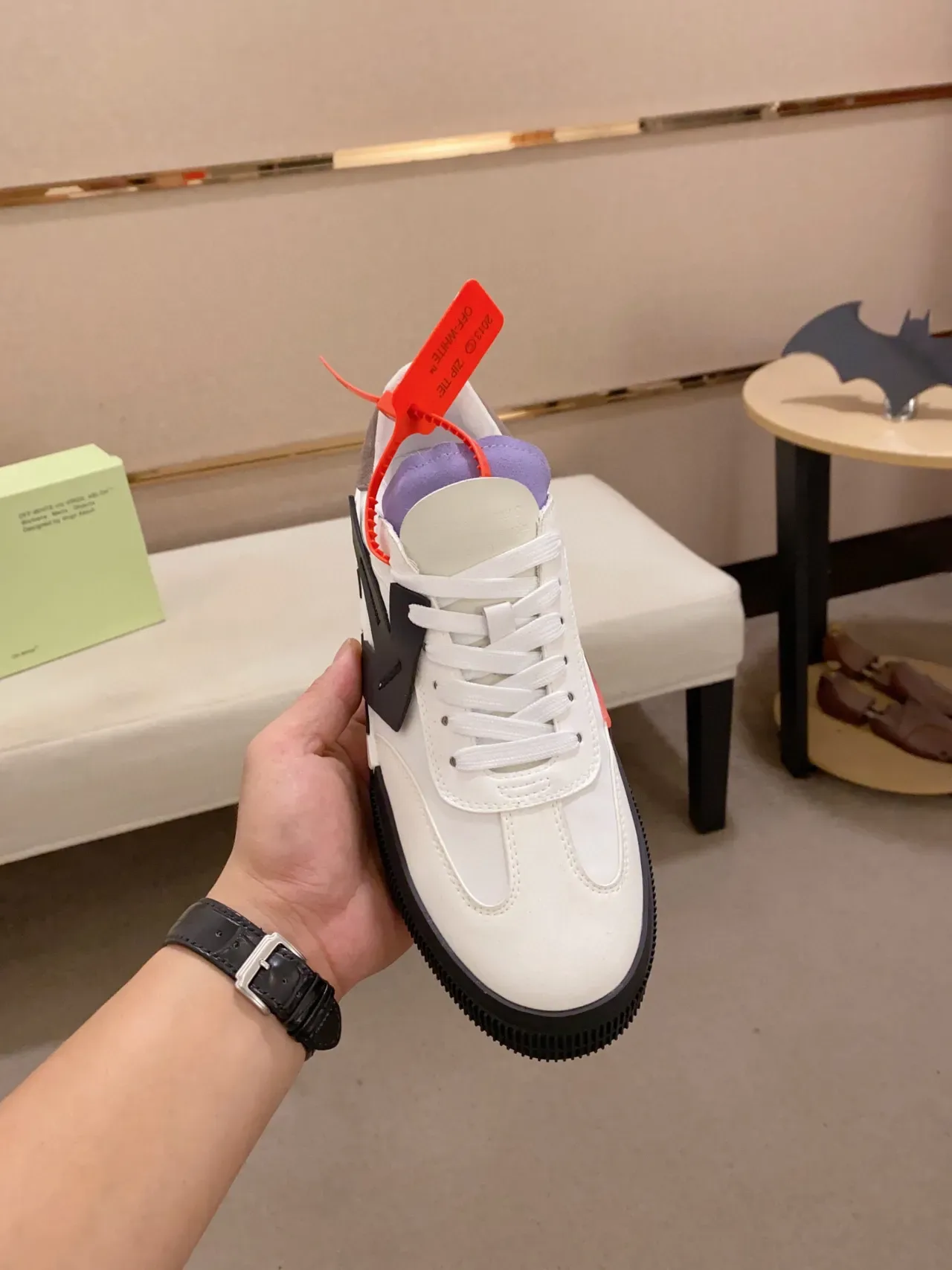 Off-White Tênis Lifestyle Preto com Logotipo Industrial Arrow e Sola com Rayas Diagonais 2