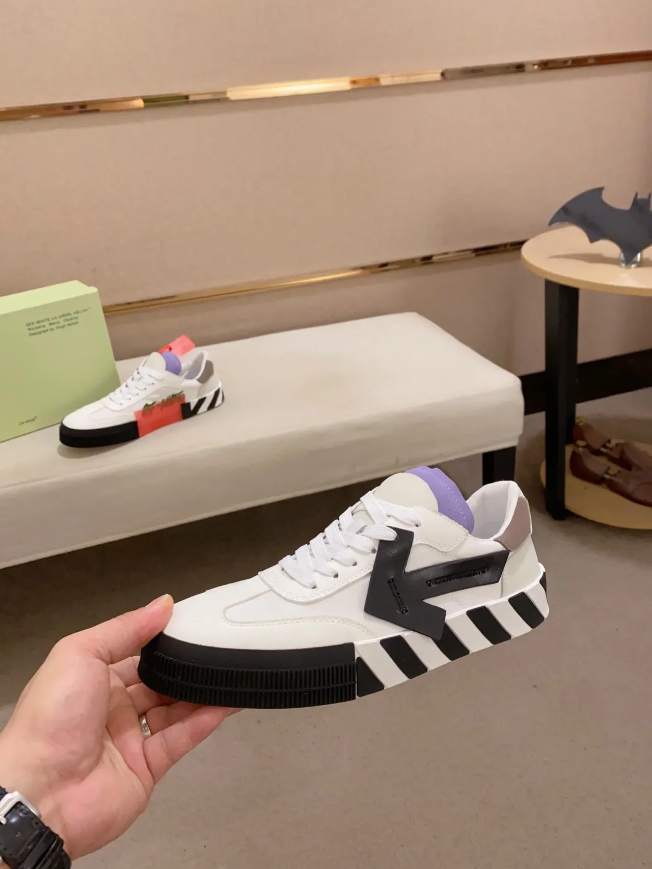 Off-White Tênis Lifestyle Preto com Logotipo Industrial Arrow e Sola com Rayas Diagonais 3