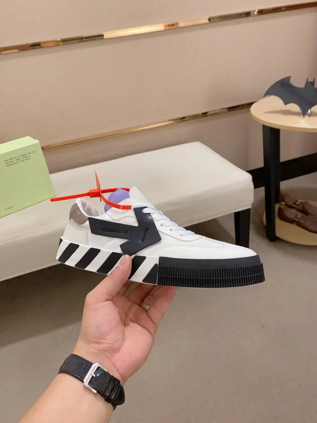 Off-White Tênis Lifestyle Preto com Logotipo Industrial Arrow e Sola com Rayas Diagonais 4