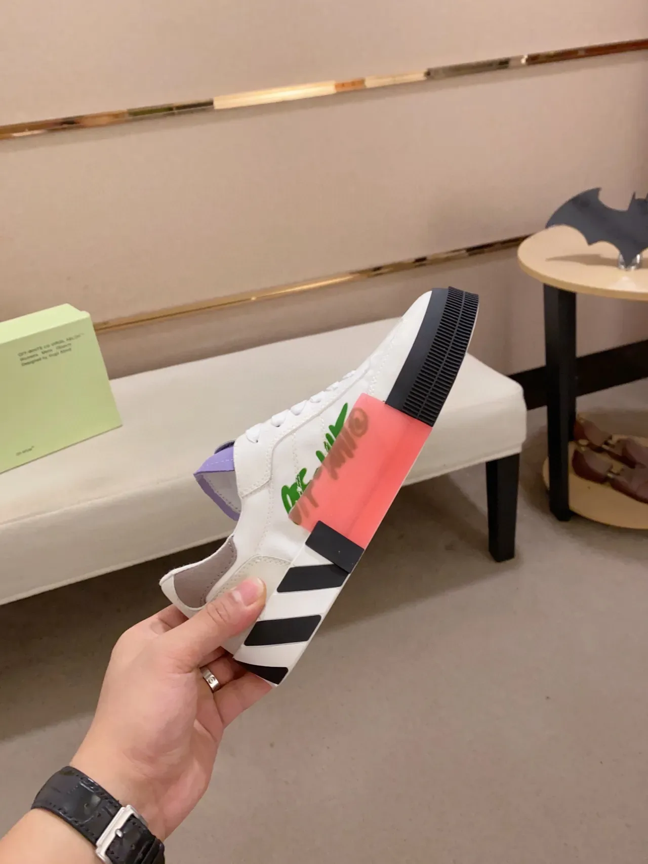 Off-White Tênis Lifestyle Preto com Logotipo Industrial Arrow e Sola com Rayas Diagonais 5