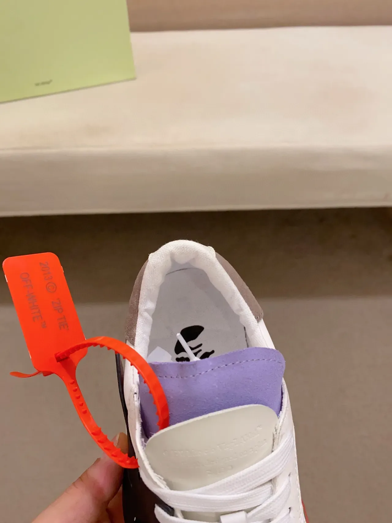 Off-White Tênis Lifestyle Preto com Logotipo Industrial Arrow e Sola com Rayas Diagonais 6