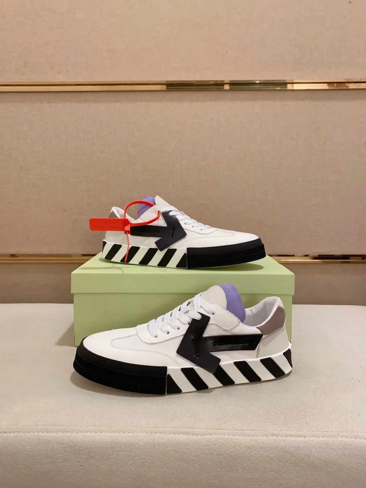 Off-White Tênis Lifestyle Preto com Logotipo Industrial Arrow e Sola com Rayas Diagonais 7