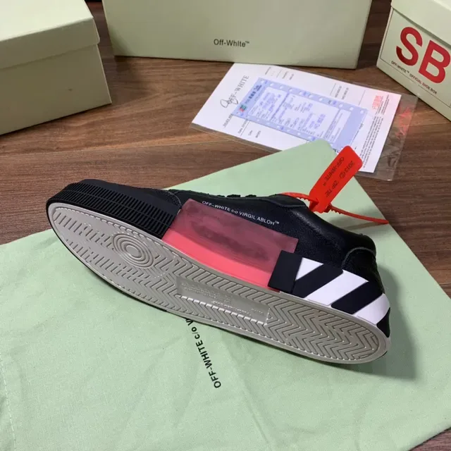Off-White Chaussure Industrial Rayures Diagonales Noires Style de Vie 2