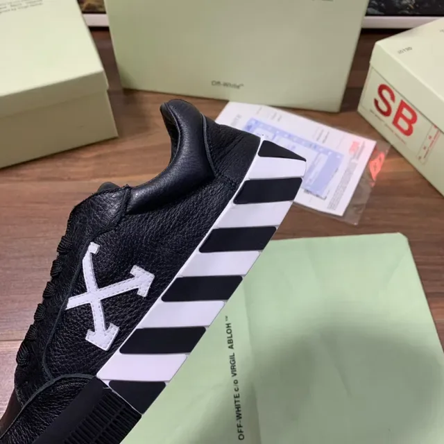 Off-White Chaussure Industrial Rayures Diagonales Noires Style de Vie 3