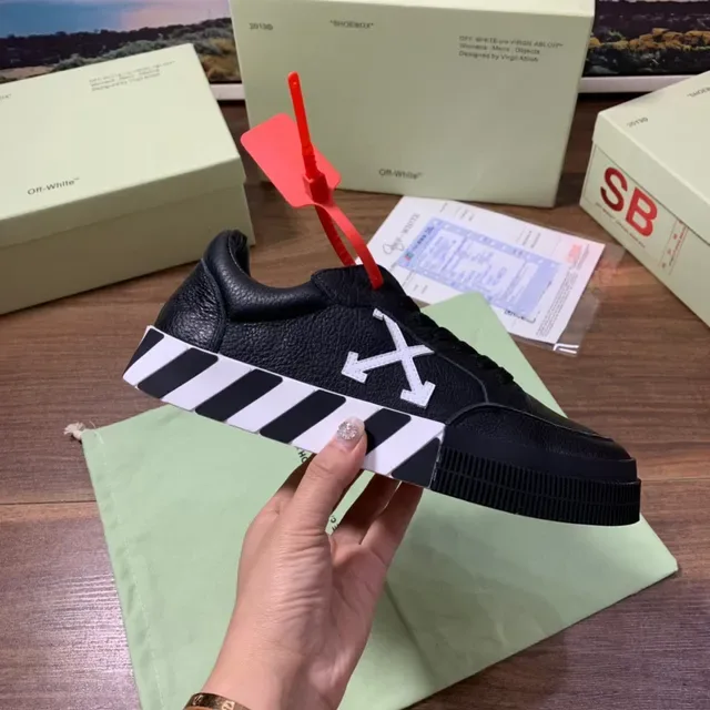 Off-White Chaussure Industrial Rayures Diagonales Noires Style de Vie 4