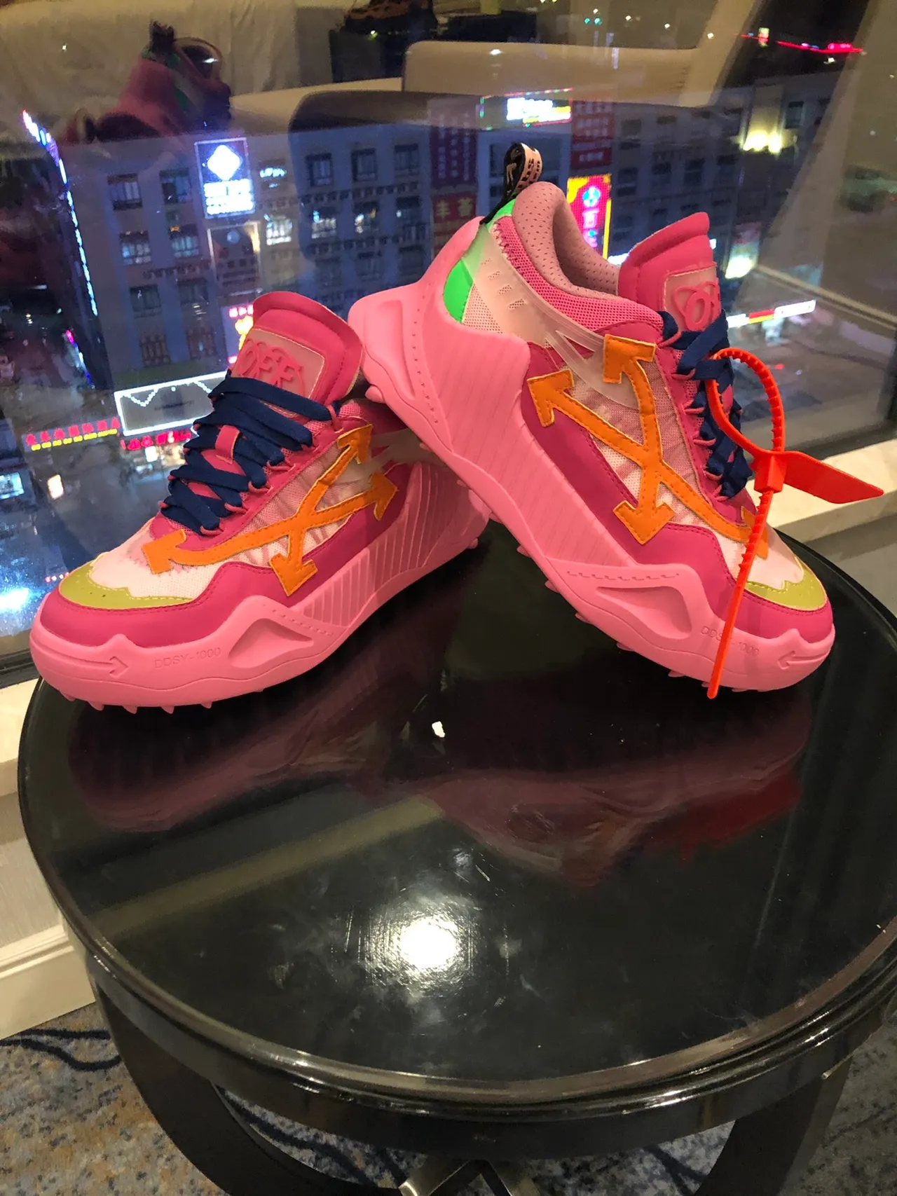 Off-White 粉蓝底斜箭头图案厚底运动鞋 3