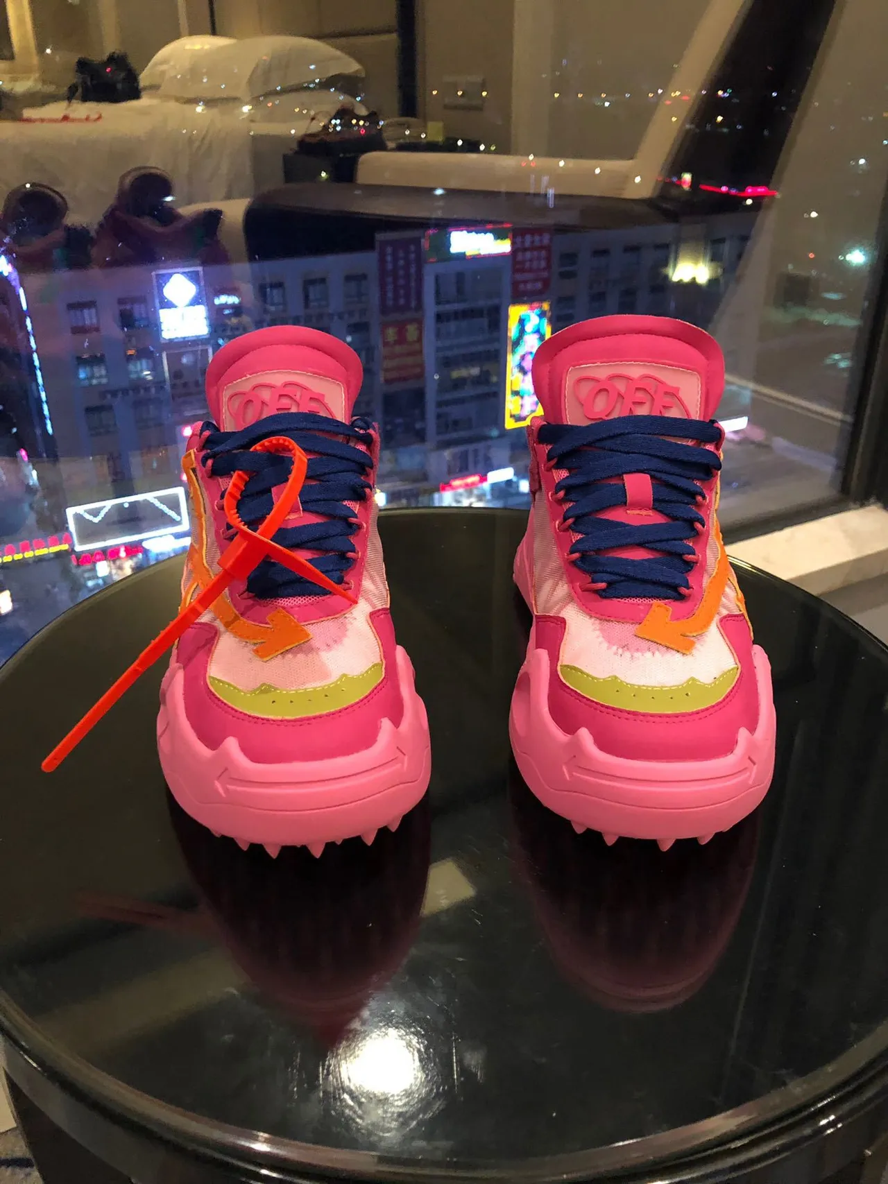 Off-White 粉蓝底斜箭头图案厚底运动鞋 5
