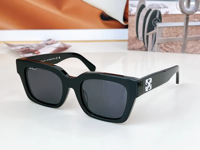 Off-White আয়তাকার অর্ধস্বচ্ছ ল্যাভেন্ডার সানগ্লাস 4