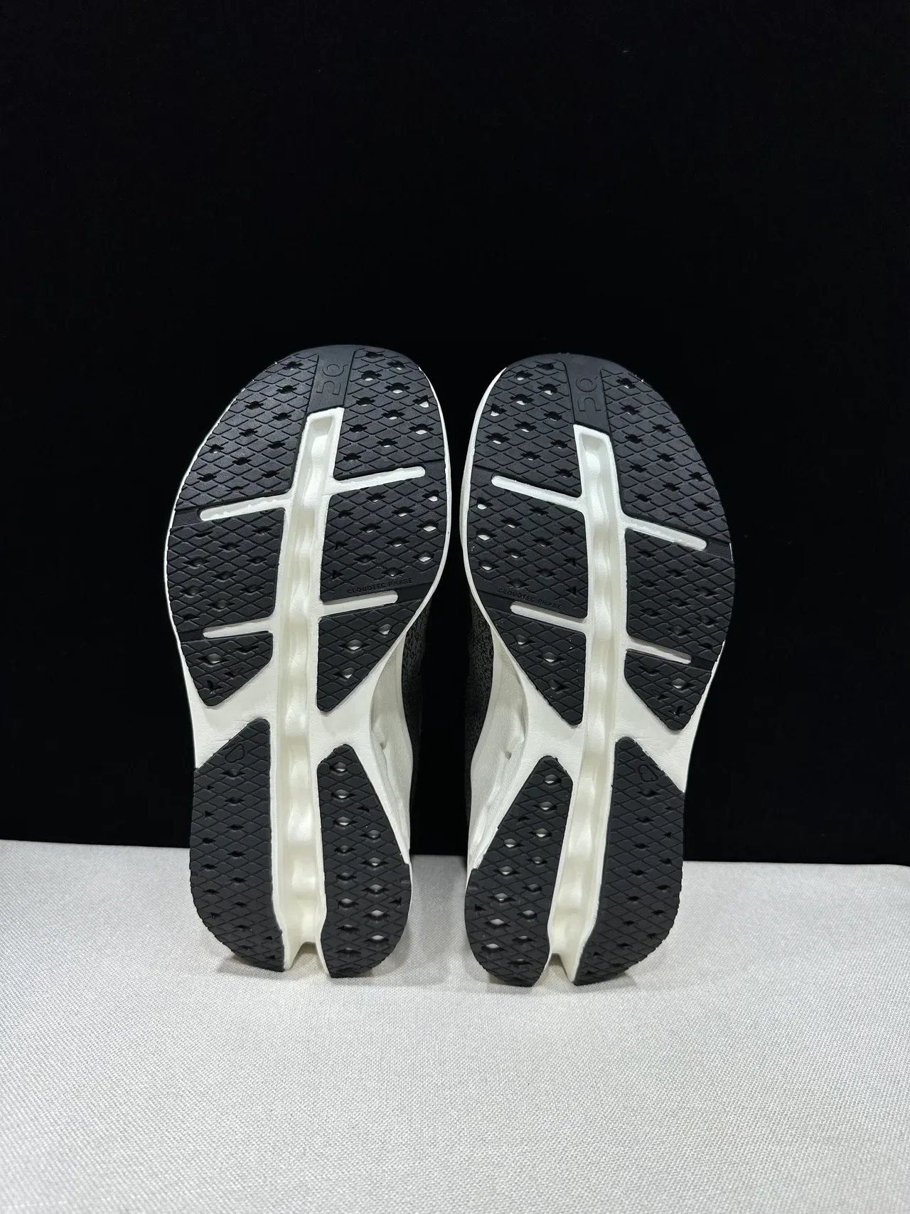 On Cloudmonster Black and Off-White chaussures running 6