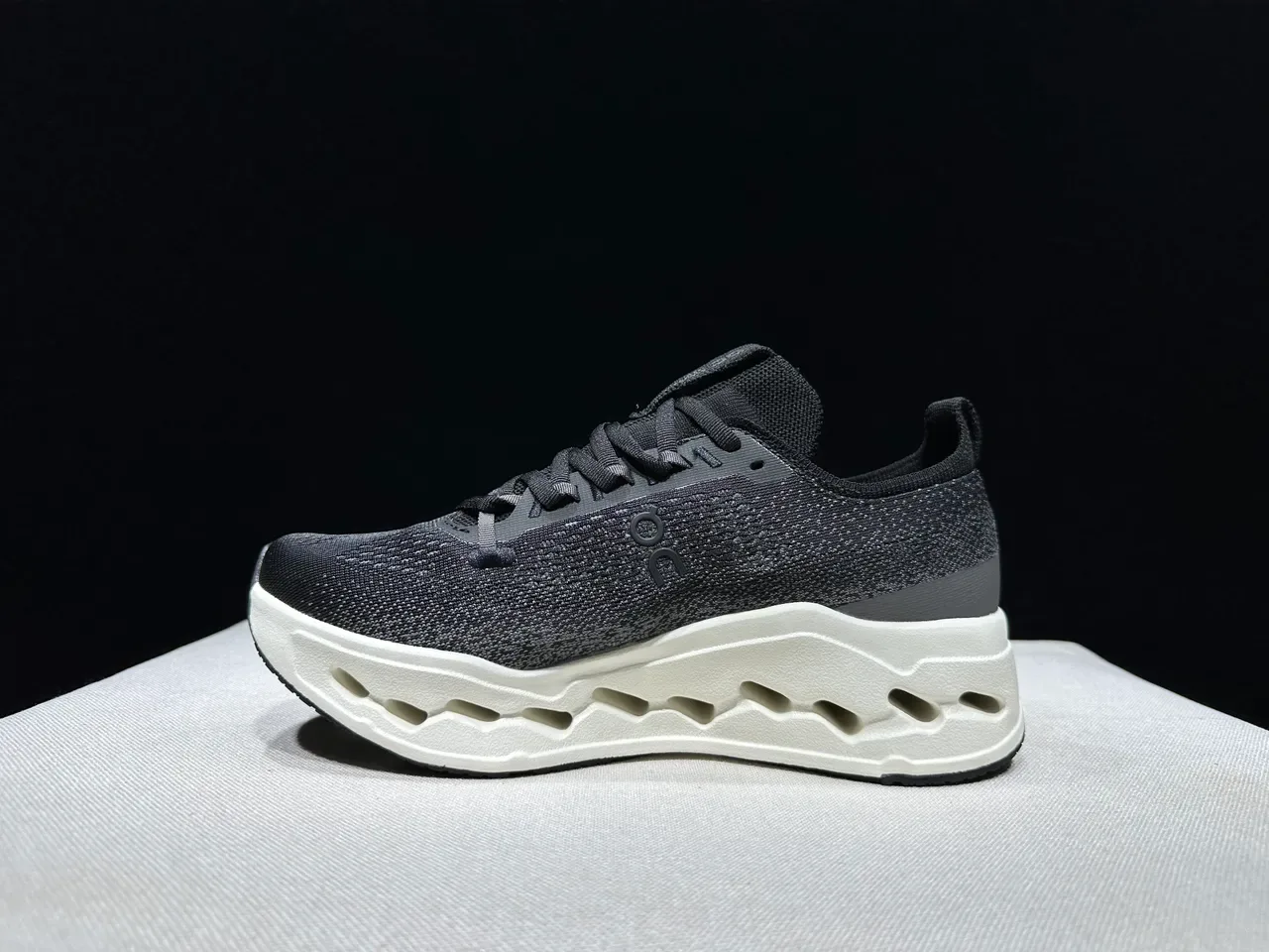 On Cloudmonster Black and Off-White chaussures running 7