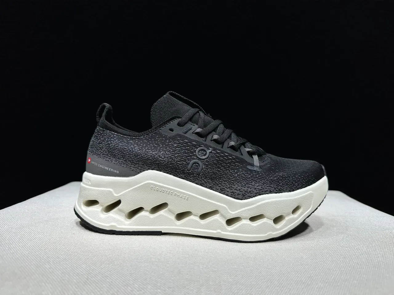 On Cloudmonster Black and Off-White chaussures running 8