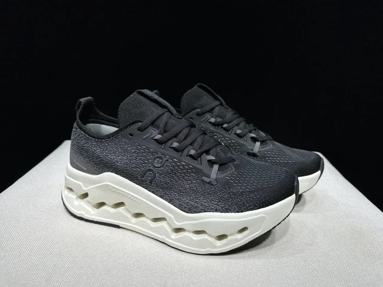 On Cloudmonster Black and Off-White chaussures running 9