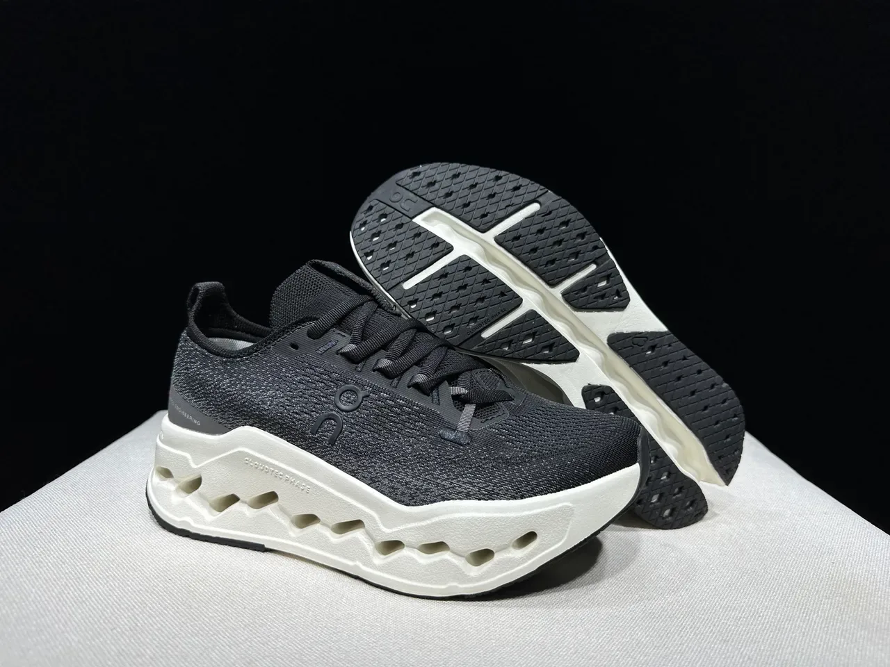 On Cloudmonster Black and Off-White chaussures running 10